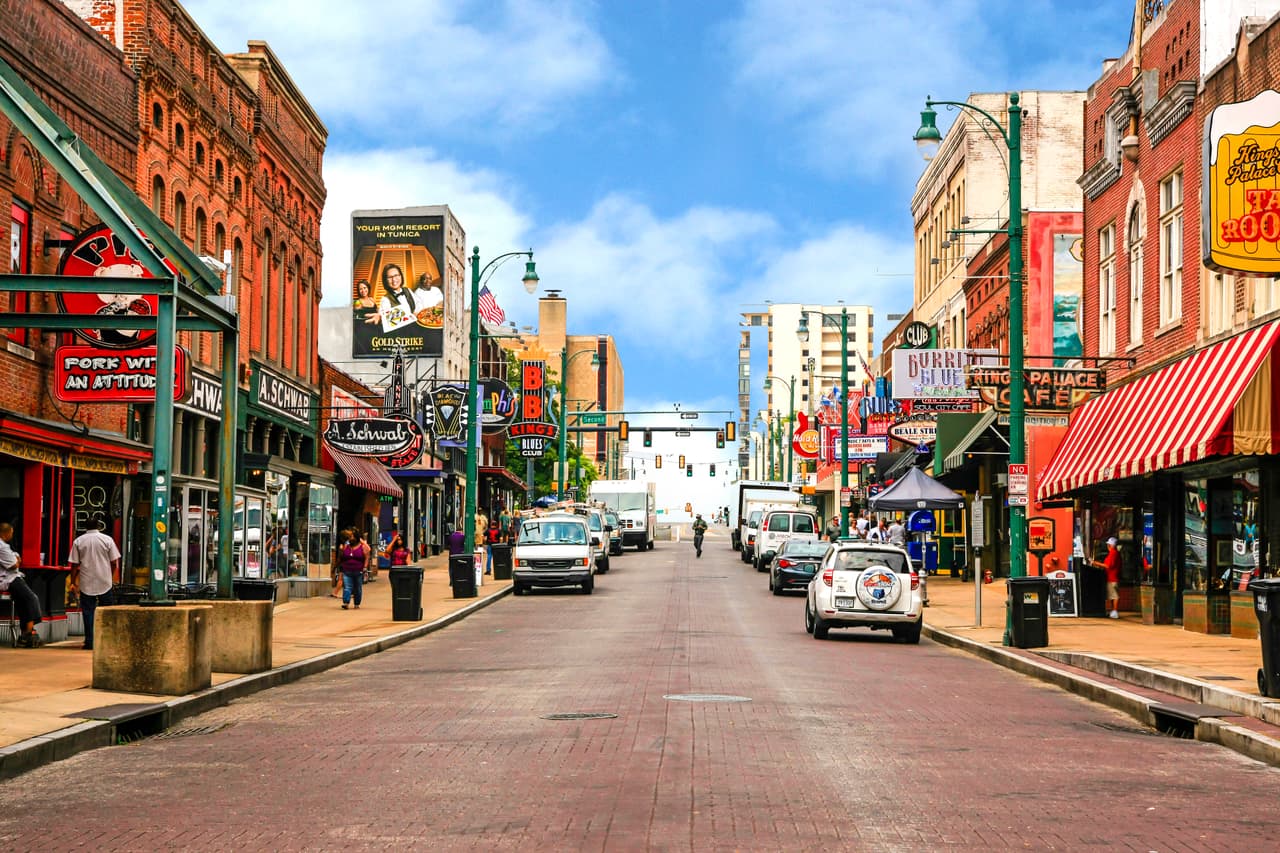 <h3 class="cms-H3-H3">22. Memphis, Tennessee-Mississippi-Arkansas</h3>
<br>
<br>💵
<b> Tasa de pobreza concentrada: </b>23.8%
<br>
<br>💵
<b> Tasa de pobreza en general: </b>17.3%
<br>
<br>💵 
<b>Barrios en extrema pobreza: </b>44 de 348.
<br>
<br>💵
<b> Ingreso promedio por hogar:</b> $33,324 en barrios pobres, $82,044 en el resto.
<br>