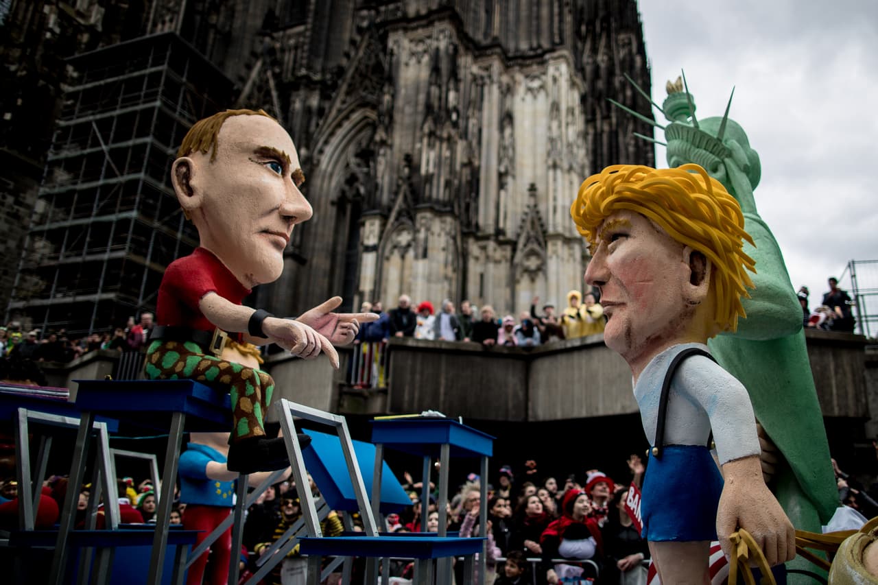 COLONIA, ALEMANIA.- 
<b>Trump y Putin de carnaval. </b>Muñecos de ambos presidentes en el desfile anual del carnaval alemán de febrero Rose. La sátira política es tradicional en los desfiles anuales y la llegada de Trump a la presidencia de EEUU y el ascenso de figuras de derecha populista por toda Europa fueron centrales este año.
