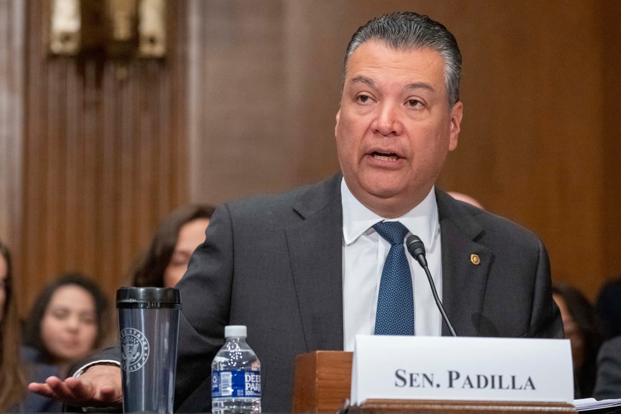 Cómo el senador Álex Padilla se ha convertido en el mayor defensor de los inmigrantes en el Partido Demócrata