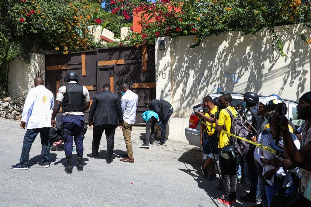 A las puertas de la casa presidencial de Haití se concentran en estos días ciudadanos y miembros de la prensa para 
<b>observar las tareas de los equipos de investigación.</b>