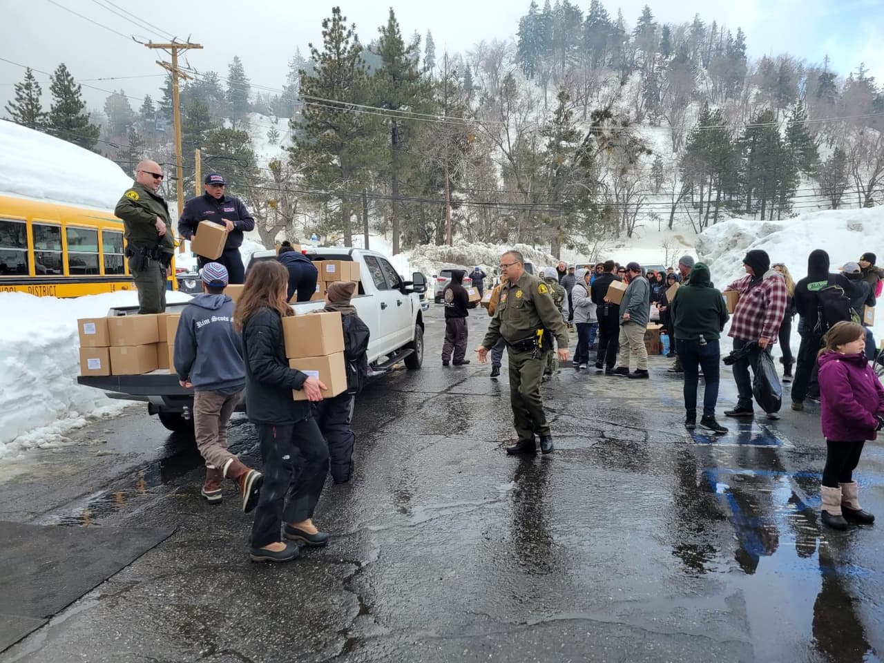 El gobernador de California, Gavin Newsom, declaró el estado de emergencia en varios condados de California, que incluyen Los Ángeles y San Bernardino, para ayudar a despejar las carreteras y satisfacer las necesidades de las personas atrapadas. 
<br>
