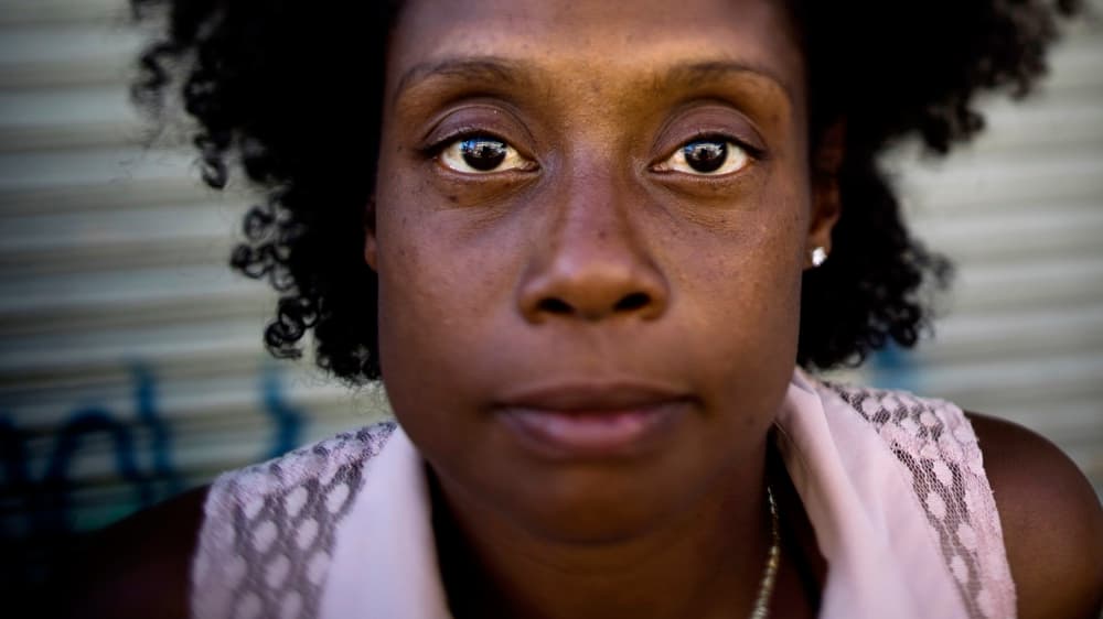 Dolores Epps, de 41 años, es madre de una niña de 9 y un adolescente de 15, con quienes ha vivido en refugios para desamparados durante cinco años tras perder su trabajo en una estética, y dice que aún sigue cortando el pelo. "Pero no se los corto a todos, solo a las personas que están limpias".