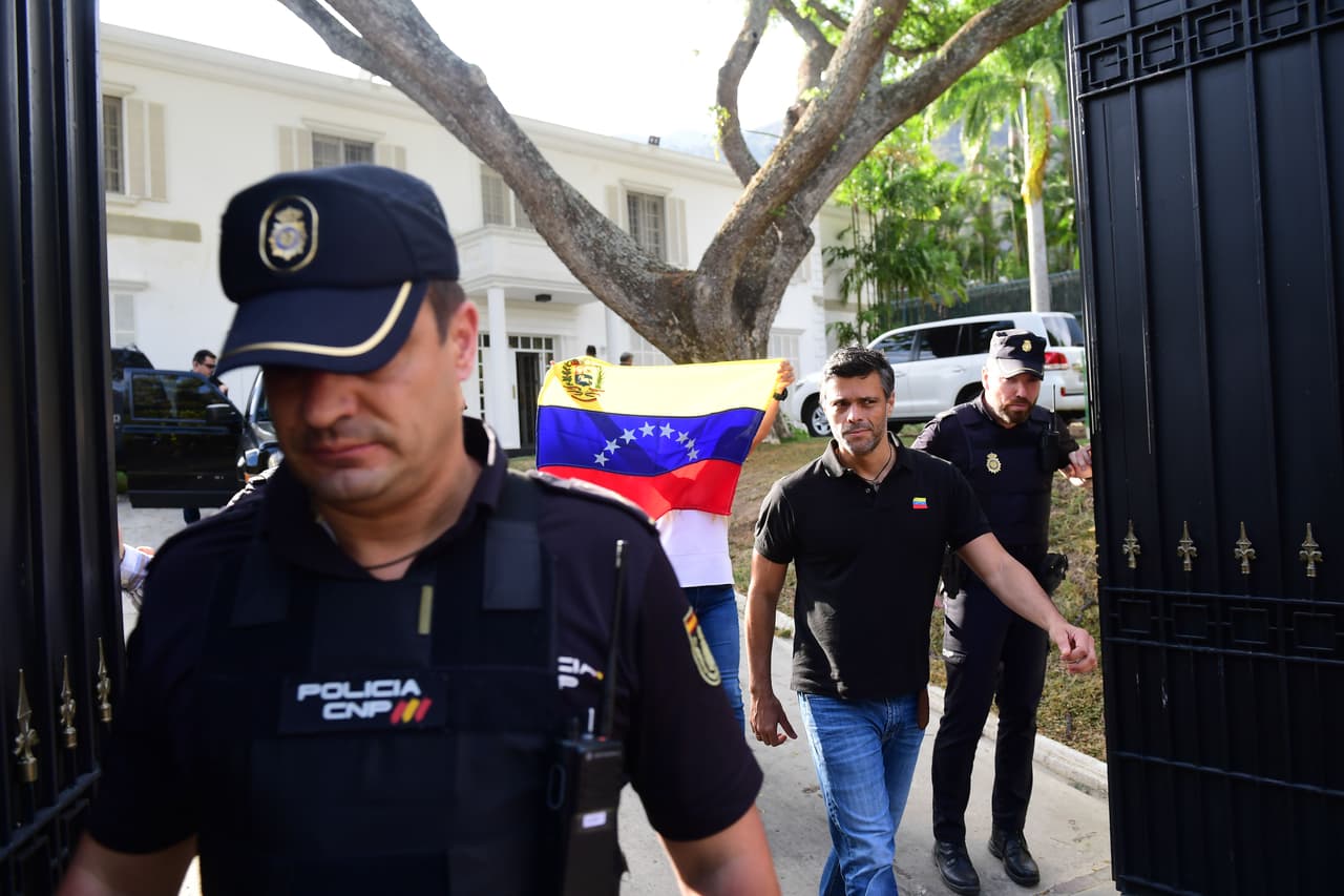Fuentes confirmaron a Noticias 23 que López no llegaría aún a España, donde se encuentra su familia.