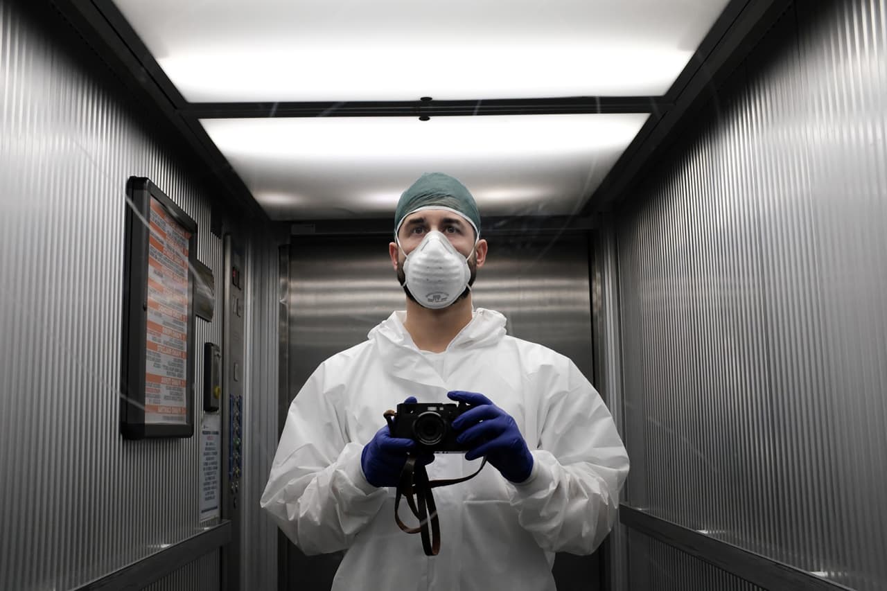 Autorretrato de Paolo Miranda en un ascensor del hospital de Cremona. Para el enfermero en esta imagen se unen “mi trabajo y mi mayor pasión, la fotografía (...). Estoy tratando de capturar tantos momentos como sea posible, esperando al final poder contar una historia a través de imágenes que nos ayuden a no olvidar estos malos momentos y a reflexionar sobre el futuro”.