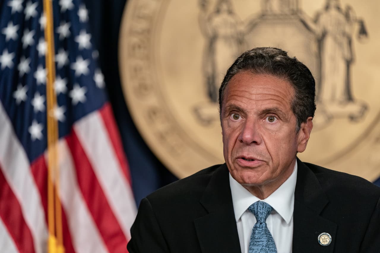 ✅ 
<b>Nueva York |</b> FEMA dijo el 23 de agosto que había aprobado los fondos para este estado. Ello significa que el gobernador demócrata Andrew Cuomo reculó, porque previamente había asegurado que no solicitaría los fondos debido a que desconfiaba de FEMA y de la legalidad y logística de poner a funcionar este nuevo esquema.
<br>
<br>"Prefiero hacer negocios con un corredor de apuestas de la calle que con FEMA", dijo citado por 
<a href="https://www.wkbw.com/news/coronavirus/gov-cuomo-wont-work-with-fema-to-get-extra-unemployment-assistance" target="_blank">ABC</a>.