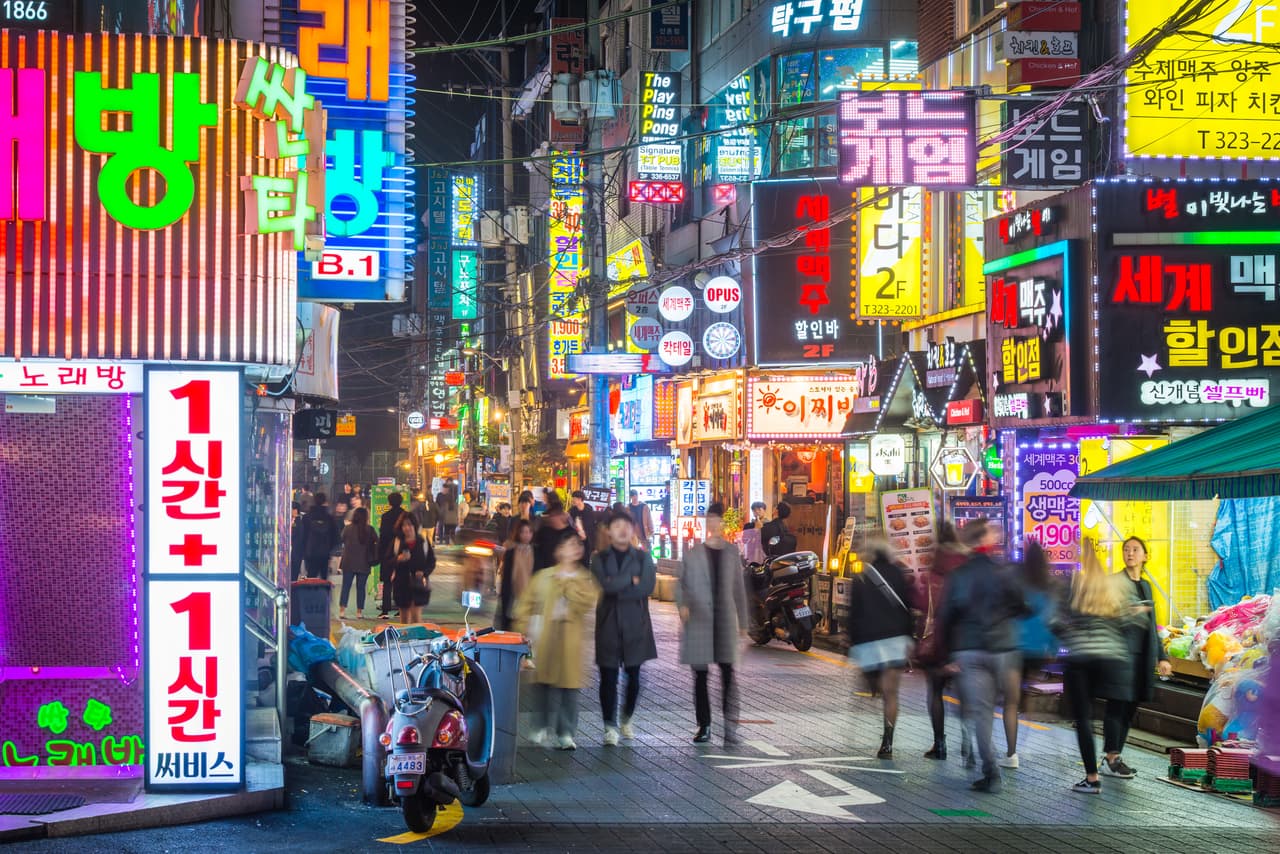 <h2 class="cms-H2-H2">9. Corea del Sur</h2>
<br>
<br>🛫 
<b>¿Cuántos estadounidenses se mudaron a este país en 2021? </b>4,864.
<br>
<br>🛫
<b> ¿Cuánto ha incrementado el porcentaje de migrantes estadounidenses a este país entre 2019 y 2021? </b>-21%
<br>
<br>🛫
<b> ¿Cuántos estadounidenses residen en este país? </b>68,000.
<br>