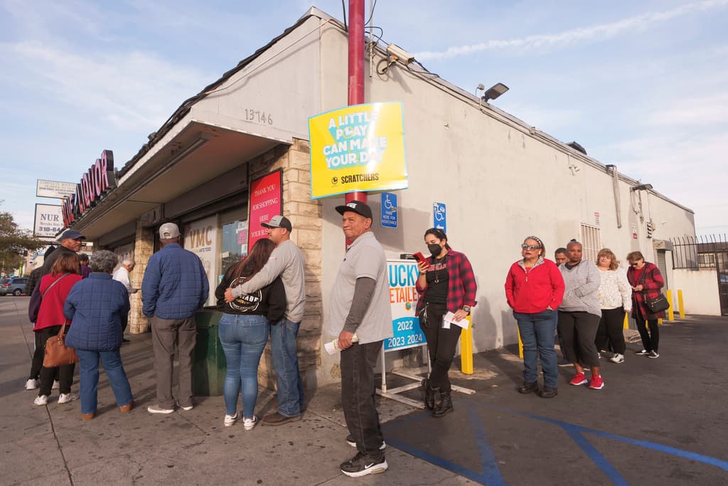 Durante la semana previa al sorteo hubo largas filas en algunos negocios de los 45 estados, 
<b>Washington D.C.</b> y las Islas Vírgenes de Estados Unidos, donde se juega Mega Millions.