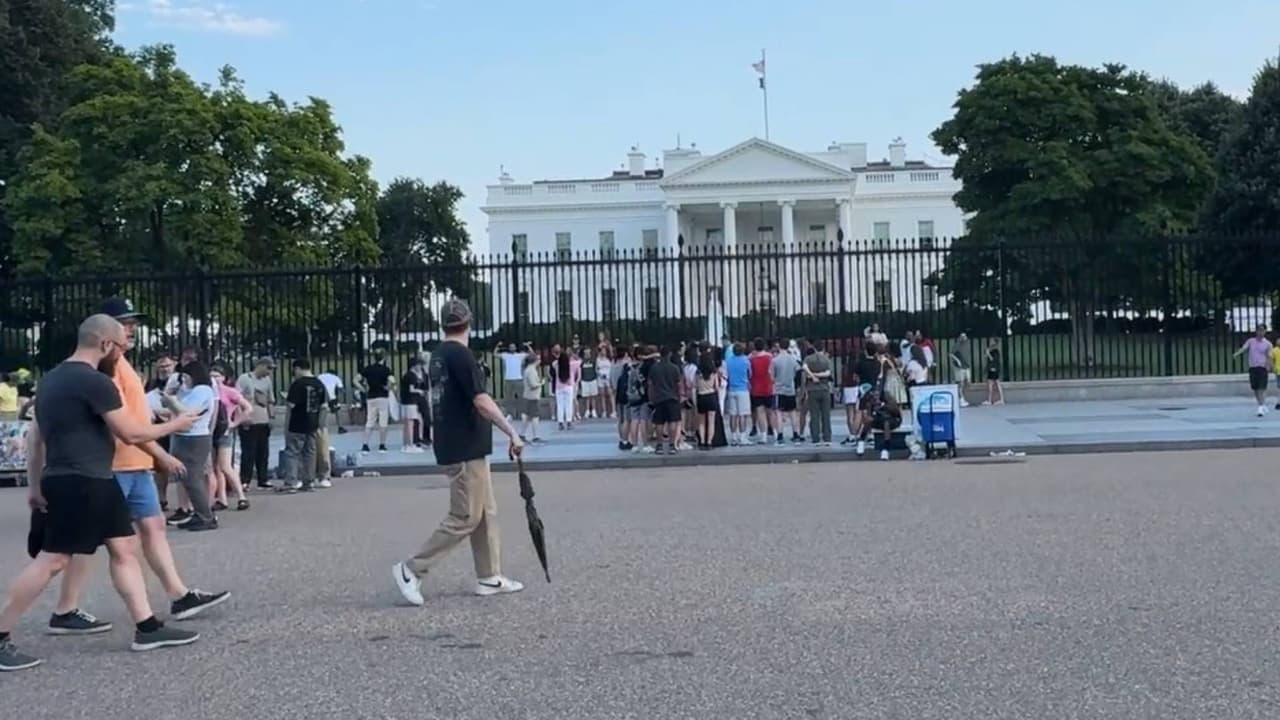 Después del atentado contra Donald Trump en Pensilvania el fin de semana pasado, 
<b><a href="https://www.univision.com/local/washington-dc-wfdc/seguridad-casa-blanca-washington-dc-atentado-donald-trump" target="_blank">la seguridad en la Casa Blanca se vio reforzada</a></b>, así como la de otros puntos de Washington DC. Las autoridades aseguraron que no existe ninguna amenaza para la seguridad, sino que lo hacen por prevención.