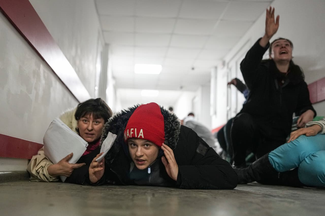 En los corredores del hospital se ven otras escenas de la tragedia que viven los ucranianos. Como esta de un grupo de personas que yacen en el piso mientras avanza un bombardeo de las fuerzas rusas en Mariupol.