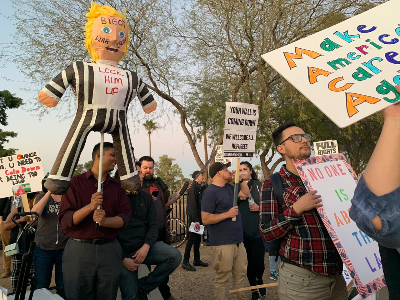 Llegaron manifestantes al área designado para ellos afuera del coliseo de los Veteranos en Phoenix. 
<br>