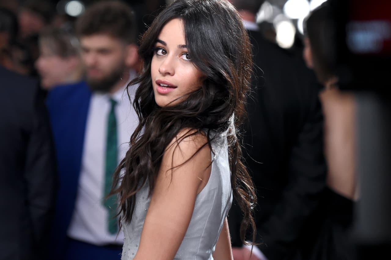 <b>Camila Cabello.</b> Subió a un autobús una noche de 2004, cuando solo tenía 7 años. Iba con su madre, pero dejaba atrás a su padre, un puro mexicano que no podía pedir la ciudadanía al llegar al país, como sí podía hacer ella, nacida en Cuba, igual que su madre. 8 años después pidió por su cumpleaños presentarse al casting the X Factor. Del programa salió el grupo Fifth Armony, éxito adolescente, y del grupo su carrera en solitario, éxito que apenas empieza. Cuando llegó no tenía nada, no sabía inglés. 
<a href="https://www.popsugar.com/latina/Camila-Cabello-Her-Cuban-Background-42239921">Lo cuenta ella muy bonito aquí.</a>