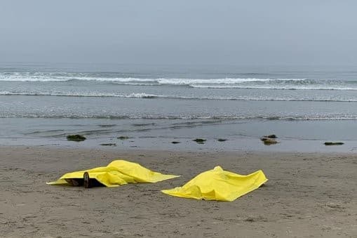 En esta fotografía se observan los cuerpos de dos mexicanos que murieron ahogados cuando trataban de cruzar ilegalmente a bordo de una lancha por el mar frente a California. Los cadáveres quedaron tendidos en una playa de San Diego el 3 de agosto. Las autoridades advierten un repunte de este método de tráfico de personas, en el cual están involucrados los carteles de las drogas más grandes de México.