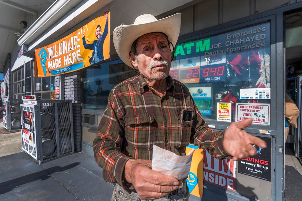 El premio mayor de Mega Millions fue de 
<b><a href="https://www.univision.com/noticias/estados-unidos/ganador-billete-florida-premio-mayor-mega-millions-mas-grande-de-su-historia-1580-millones">1.580 millones de dólares</a></b>, el tercer premio más grande del país, luego de que el viernes pasado nadie acertara a los seis números del Mega Millions y tras 31 sorteos sin ganadores.
<br>