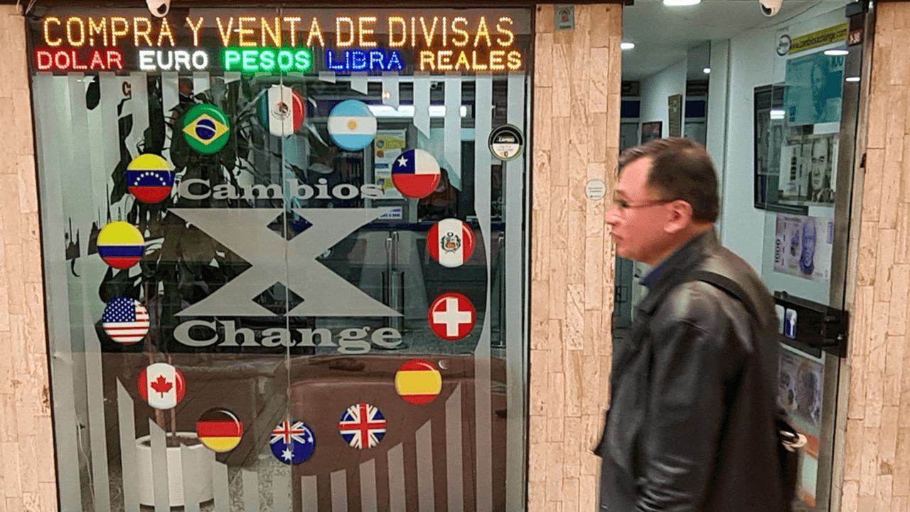<b>Hay una orden en la que se pide que todos los negocios que tengan que ver con servicios de dinero hagan un reporte si algún cliente se excede de $200.</b> 
<br>
<br>Esto viene por parte del FinCEN, una rama que investiga crímenes financieros de la Secretaría del Tesoro de los Estados Unidos, del gobierno federal. 
<b>Anteriormente, solo se requerían hacer reportes si alguien se excedía de $10,000.</b>