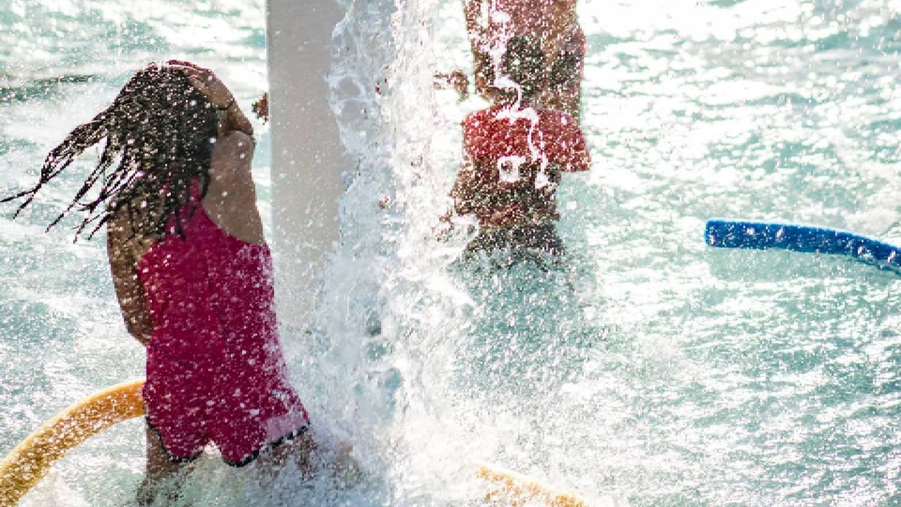 <b>Roosevelt Pool</b>
<br>Abierto de lunes a jueves, sábados y domingos de 12 p.m. a 6 p.m. Viernes cerrado. 
<a href="https://goo.gl/maps/ephHgUWr4vB2" target="_blank">6246 S. 7th Street.</a> Teléfono: 602-262-6832. Niños gratis. Adultos $3.