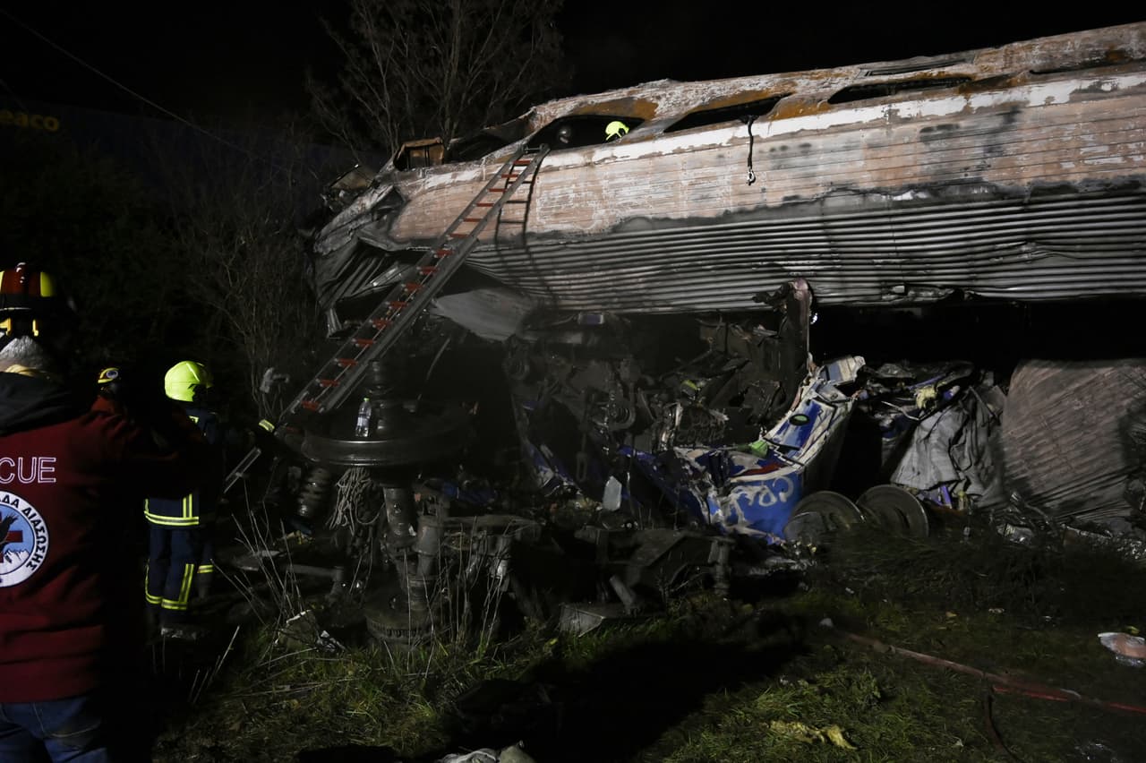 En la web del diario local Onlarissa, una joven explicó entre el llanto que "el tren iba con retraso y se paró algunos minutos cuando se escuchó un ruido atronador". "Hemos vivido algo muy impactante. No estoy herido, pero estoy manchado de sangre de otras personas que estaban heridas a mi lado", dijo Lazos, un pasajero interrogado por el periódico Protothema.
<br>