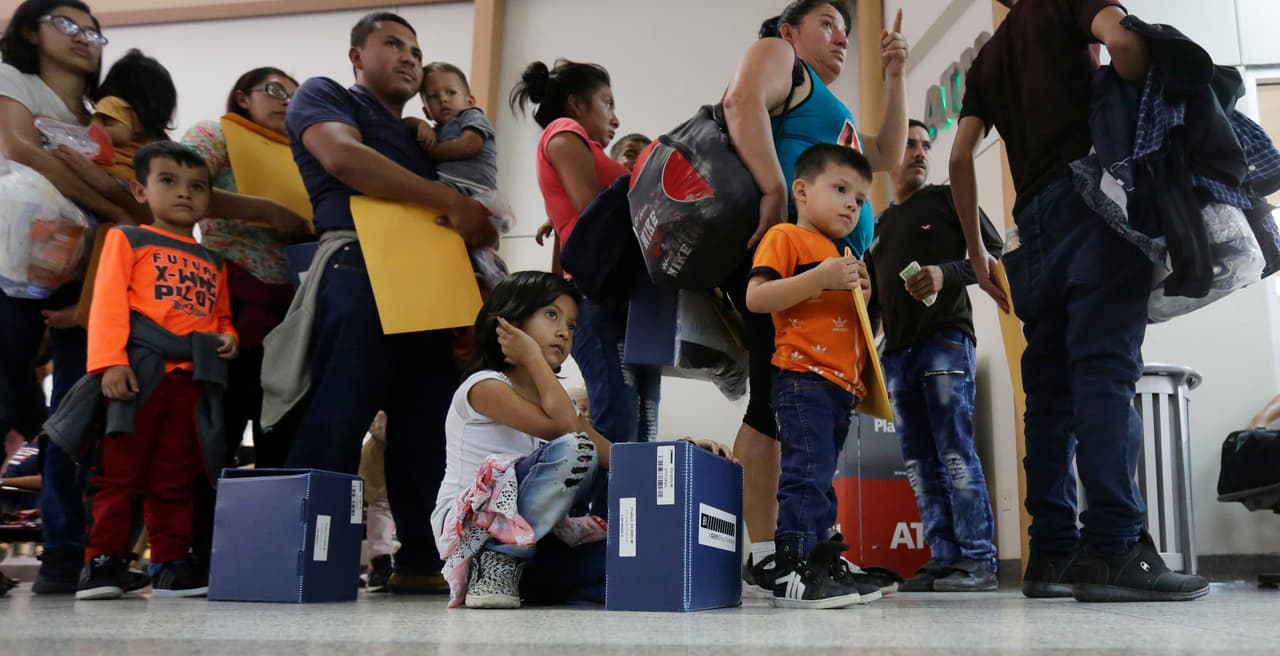 Senado de Florida aprueba proyecto de ley que autoriza el transporte de inmigrantes a cualquier parte del país