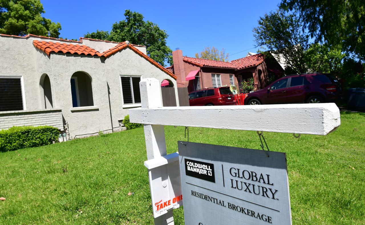 <b>8. <a href="https://www.calhfa.ca.gov/homebuyer/programs/calplus-conventional.htm" target="_blank">Programa de Préstamo Convencional CalPLUS</a>: </b>El programa CalPLUS Convencional de hipoteca para compradores de casa por primera vez tiene “una tasa de interés fija a 30 años ligeramente más alta que nuestro programa convencional estándar y se combina con el Programa de Cero Interés (ZIP) de CalHFA para los costos de cierre”, según información oficial.