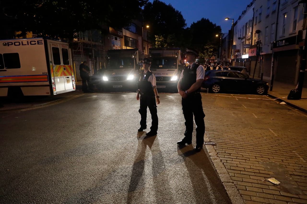 Un muerto y 10 heridos por un ataque con una furgoneta contra fieles que salían de una mezquita en Londres 