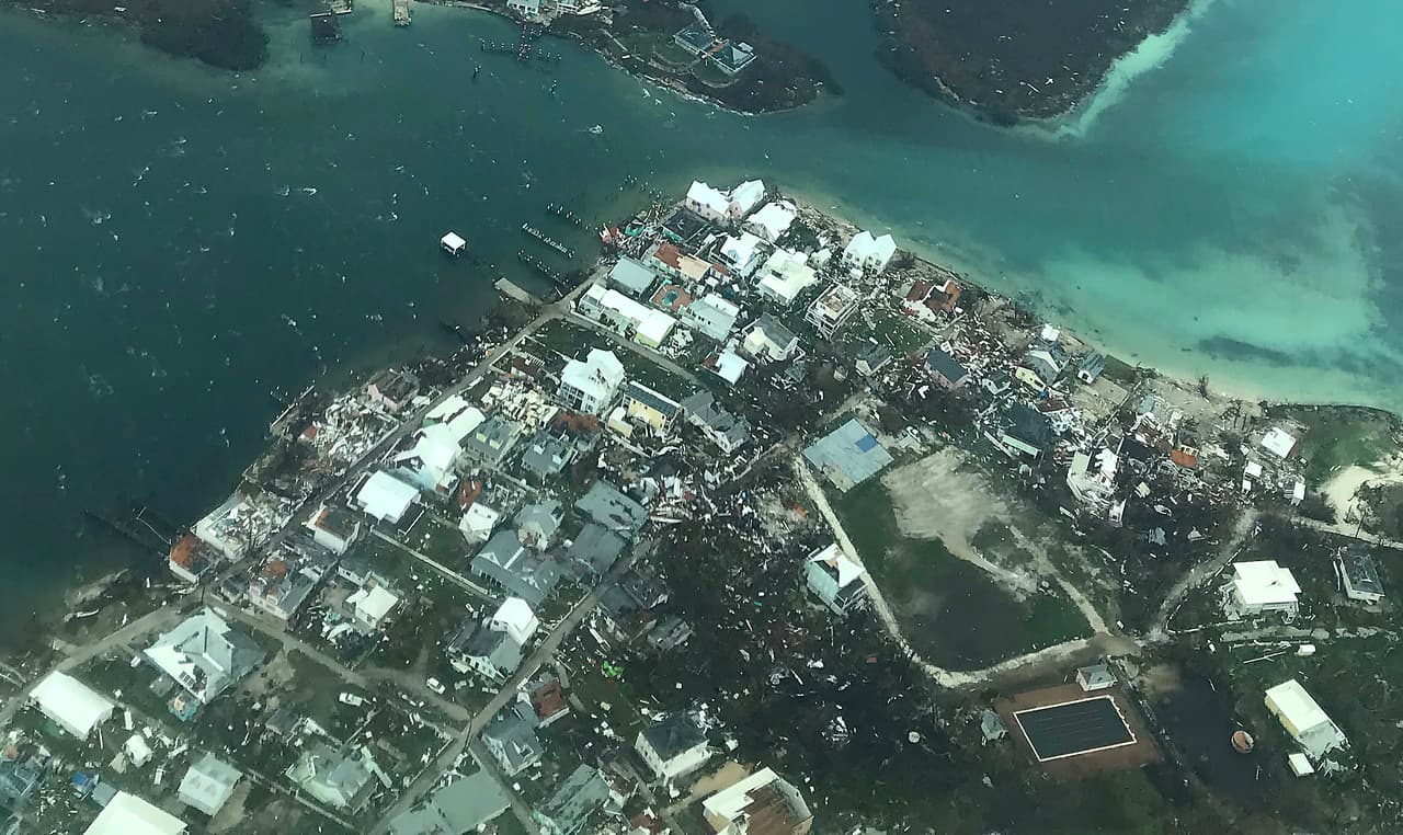 Un usuario de Twitter publicó un video que muestra a una residencia siendo levantada por la fuerza del viento. Otro mostró a varios residentes tratando de nadar de una casa a otra a través de la marejada.
<br>