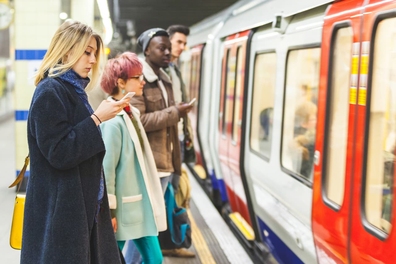 <b>Reino Unido</b>
<br>
<br>Salario mínimo por hora: 11.23 dólares.
<br>
<br>Este país establece cinco salarios mínimos diferentes, 
<a href="https://www.expatica.com/uk/working/employment-law/minimum-wage-uk-982318/"><u>según la edad y capacitación del trabajador</u></a>. Hay uno para mayores de 25 años (8.21 libras, 11.23 dólares), otro para empleados entre 21 y 24 años (7.70 libras, 10.53 dólares), otro para los que tienen entre 18 y 20 (6.15 libras, 8.41 dólares), otro para menores de 18 años (4.35 libras, 5.95 dólares), y otro para aprendices (3.90 libras, 5.33 dólares).