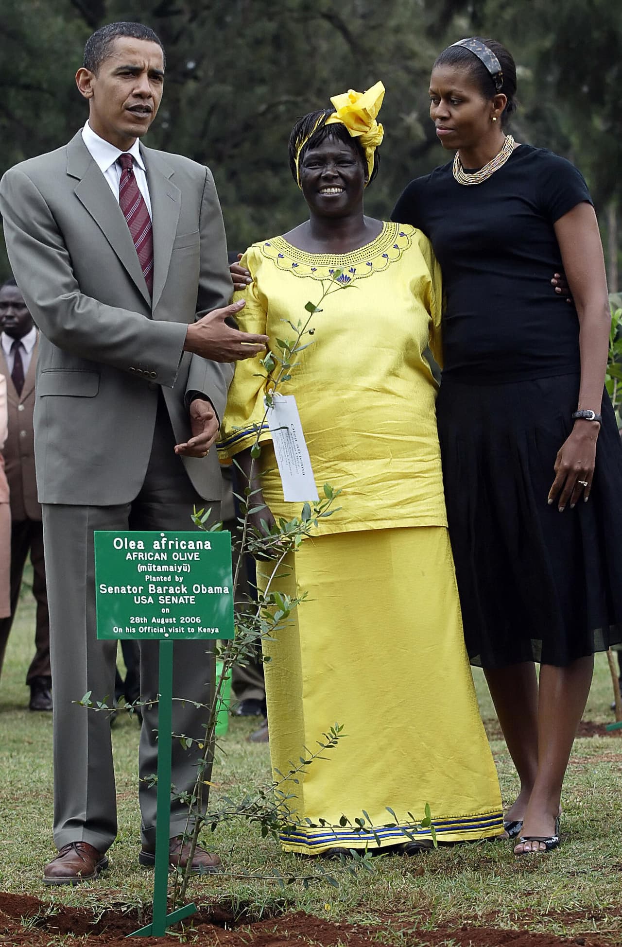 Durante su viaje por 
<a href="http://www.nytimes.com/2011/09/27/world/africa/wangari-maathai-nobel-peace-prize-laureate-dies-at-71.html?_r=0">Kenia</a> en 2006, la esposa del entonces senador del estado de Illinois 
<b>no prestaba tanta atención a su maquillaje</b>. En esta imagen vemos a una Michelle Obama prácticamente de cara lavada.
<br>
