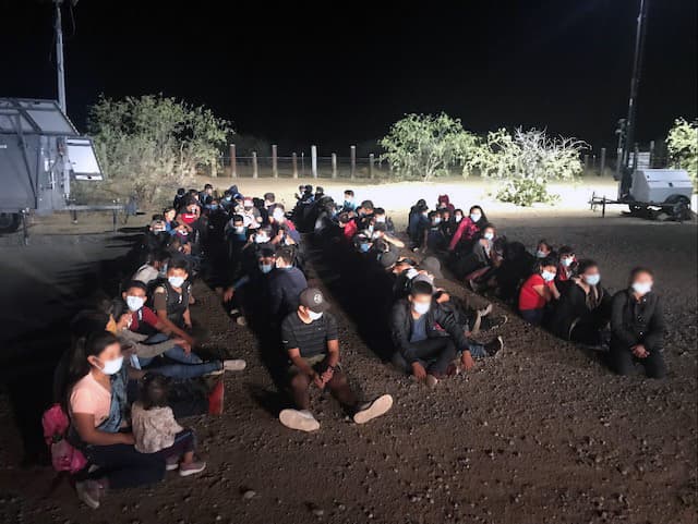 Julio 1 - En la madrugada 95 migrantes se entregaron cerca de San Miguel, 91 eran niños inmigrantes no acompañados, la mayoría de ellos de Guatemala.