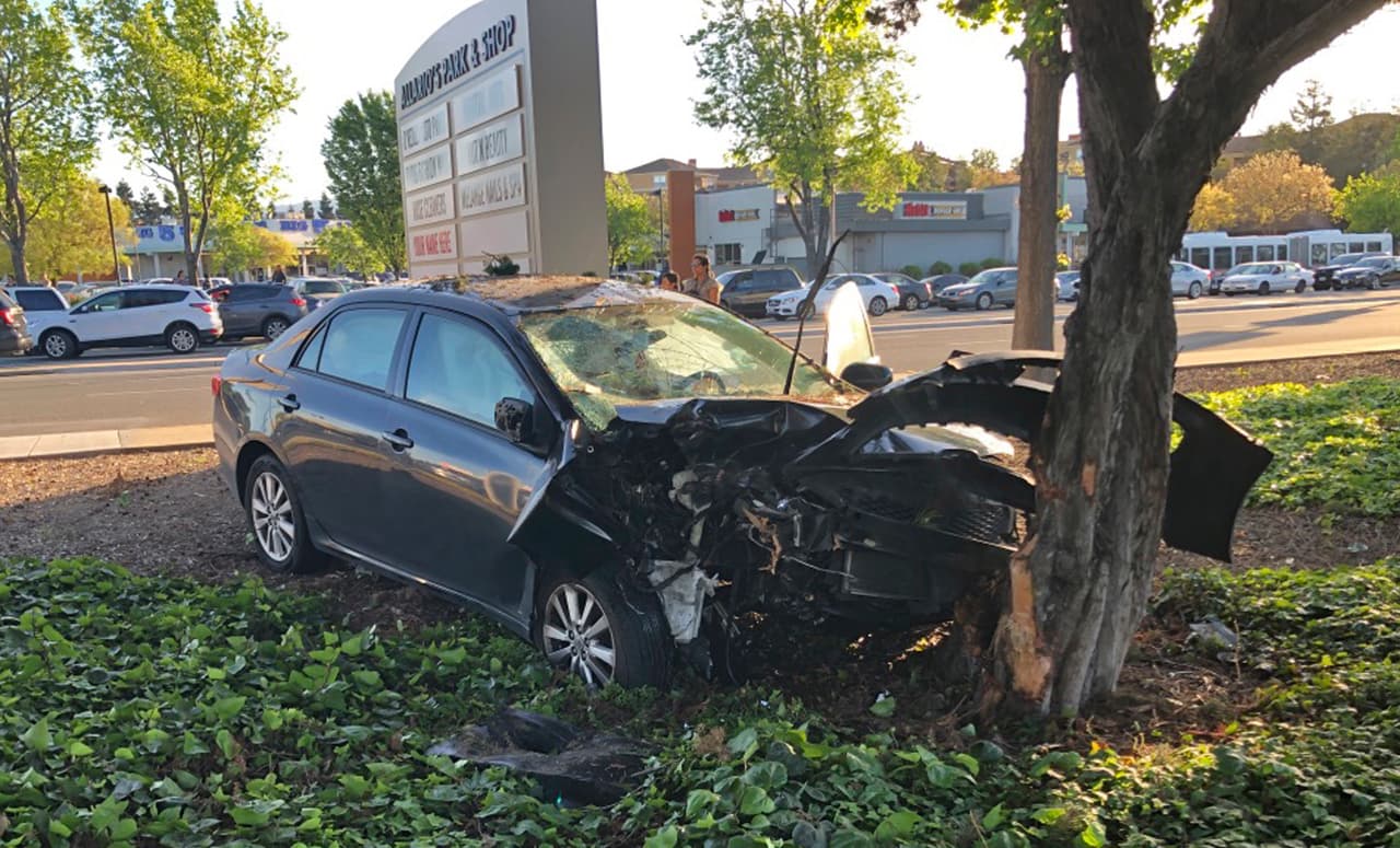 Peoples conducía un automóvil Toyota sedán de cuatro puertas cuando arremetió contra los peatones. Las autoridades dijeron que acababa de recoger comida para llevarla a su grupo de estudios de la Biblia, pero aún intentan determinar qué lo motivó a atropellar a las personas. En la cajuela del vehículo, 
<b>la Policía encontró una escopeta desarmada</b> y confirmaron que esa era la única arma de fuego que poseía.