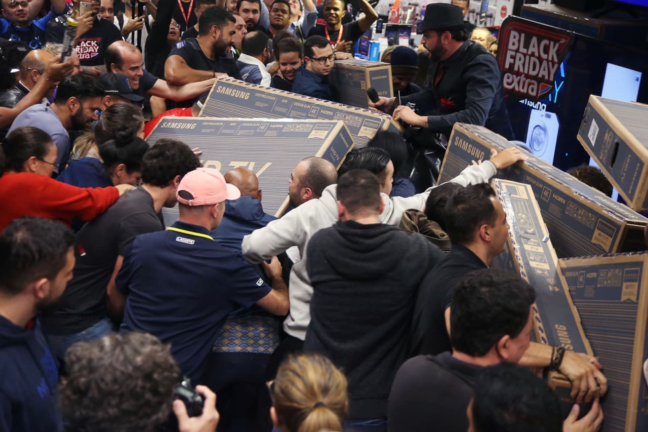 Allí se daba una imagen que suele repetirse cada 'Viernes negro': personas que corren y 'compiten' unas con otras en busca de hacerse de televisores, equipos electrónicos...