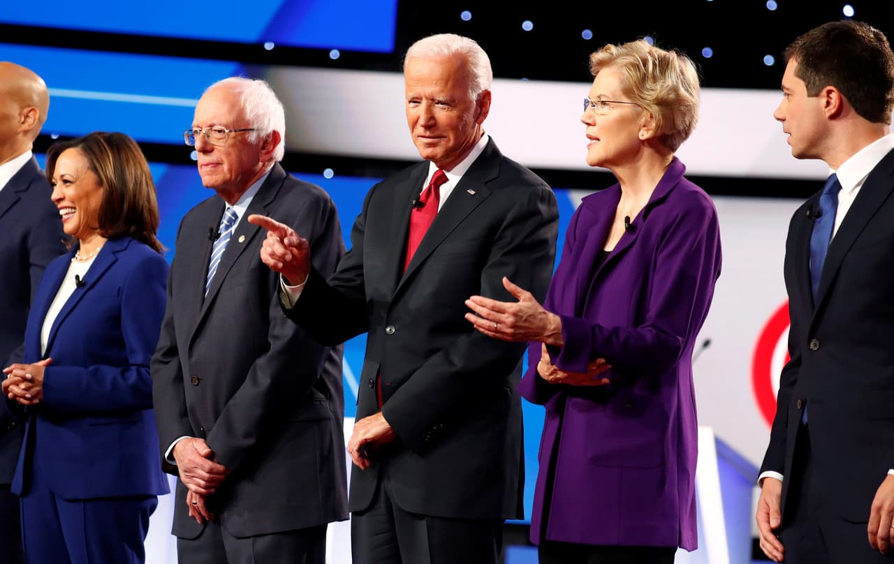 Con una docena de aspirantes a la candidatura demócrata sobre el escenario, el debate organizado por CNN y 
<i>The New York Times</i> fue 
<b>el más grande en la historia moderna</b>. Fue el primer cara a cara demócrata en poco más de un mes. En ese tiempo, el panorama político ha cambiado y el presidente 
<a href="https://www.univision.com/temas/donald-trump">Donald Trump</a> enfrenta ahora una 
<a href="https://www.univision.com/noticias/politica/pelosi-dice-que-el-congreso-no-sometera-a-votacion-la-investigacion-del-impeachment-como-exige-trump">investigación de juicio político en la Cámara de Representantes</a>, motivada por su pedido a Ucrania para que proporcionase detalles turbios sobre el exvicepresidente 
<a href="https://www.univision.com/temas/joe-biden">Joe Biden</a>, otro de los favoritos en la carrera demócrata.