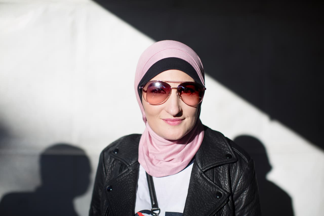 Otra de las organizadoras de la Marcha de las Mujeres: la palestina estadounidense 
<a href="https://twitter.com/lsarsour?ref_src=twsrc%5Egoogle%7Ctwcamp%5Eserp%7Ctwgr%5Eauthor">Linda Sarsour</a>.