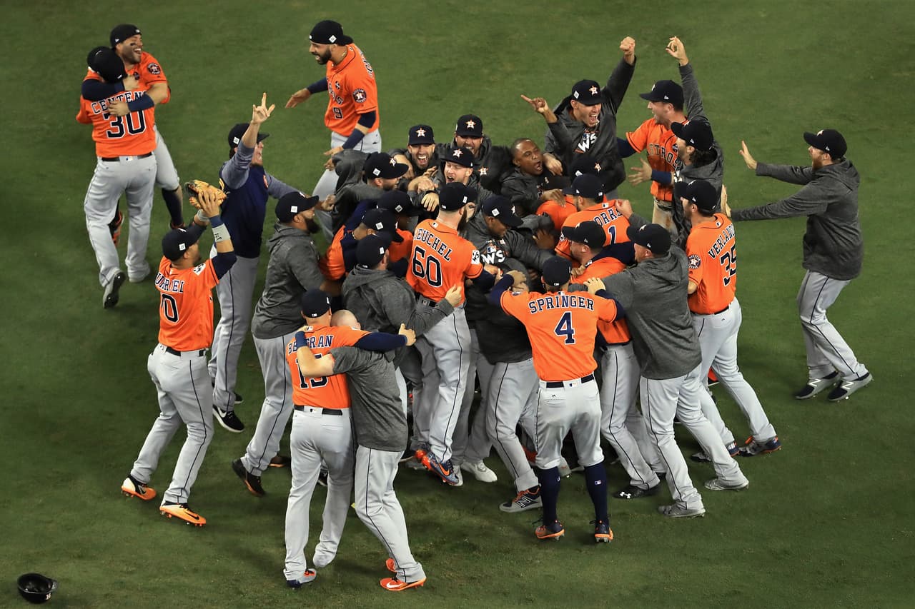 Carlos Correa le propone matrimonio a su novia después de ganar la Serie Mundial