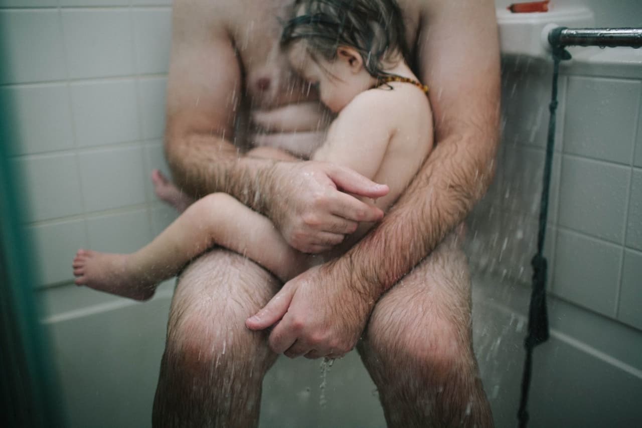 En mayo del 2016, Heather Whitten, fotografío a su esposo e hijo en la ducha. Sin embargo, fue eliminada por la red social Facebook más de tres veces debido a razones que nunca se explicaron a tiempo, pero que tienen que ver con una confusión con pornografía infantil. 
<a href="http://nymag.com/betamale/2016/05/naked-dad-shower-sick-son.html">En la foto aparece el marido de Heather consolando a su hijo enfermo de 1 año de edad</a>. Luego de la controversia en las redes, Facebook comunicó: "Esta foto fue borrada erróneamente por nuestro equipo y no viola nuestros Estándares Comunitarios", "Lo sentimos por este error y hemos restaurado la foto a la página."