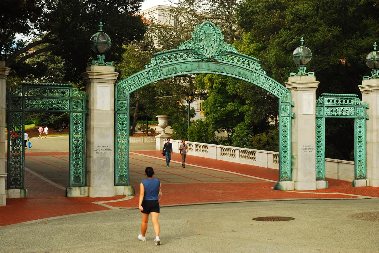 <b>Puesto 9 (empate)</b>
<br>
<br>
<b>Universidad de California, Berkeley</b>
<br>
<br>Número de multimillonarios egresados: 11.
<br>
<br>Ubicación: Berkeley, California.
<br>
<br>Patrimonio acumulado de estos multimillonarios: 82,600 millones de dólares
<br>
<br>Según la revista Forbes, 
<a href="https://www.forbes.com/profile/bass/?sh=fbb8886c2937" target="_blank">esta casa de estudios sumó dos nuevos multimillonarios</a> entre sus egresados gracias a la pandemia de covid-19. Uno de ellos es Timothy Springer, quien se hizo rico gracias a su participación en el desarrollo de la vacuna Moderna. El otro fue el cofundador y CEO de DoorDash, Tony Xu. El éxito de esta compañía de entrega de alimentos se disparó en 2020, cuando aumentaron los pedidos a domicilio.
<br>
<br>Para este ranking, Forbes solo tomó en cuenta a los alumnos de estudios de pregrado y no a los de postgrado. Llamamos ‘multimillonarios’ a las personas con fortunas de más de 1,000 millones de dólares.
<br>