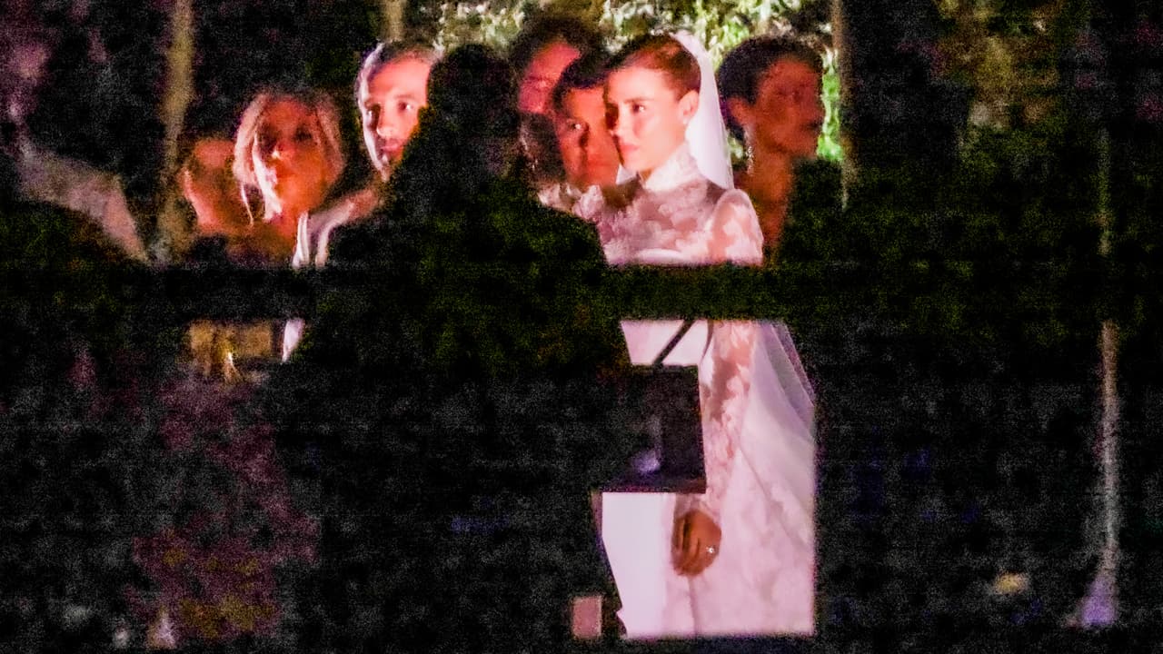 Michelle Salas lució un deslumbrante vestido de novia que fue creación de Dolce Gabbana.