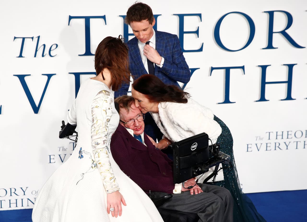 Junto con su exposa Jane Wilde en Londres en 2014, en la premier de la película "La teoría del todo", basada en su vida y su obra.