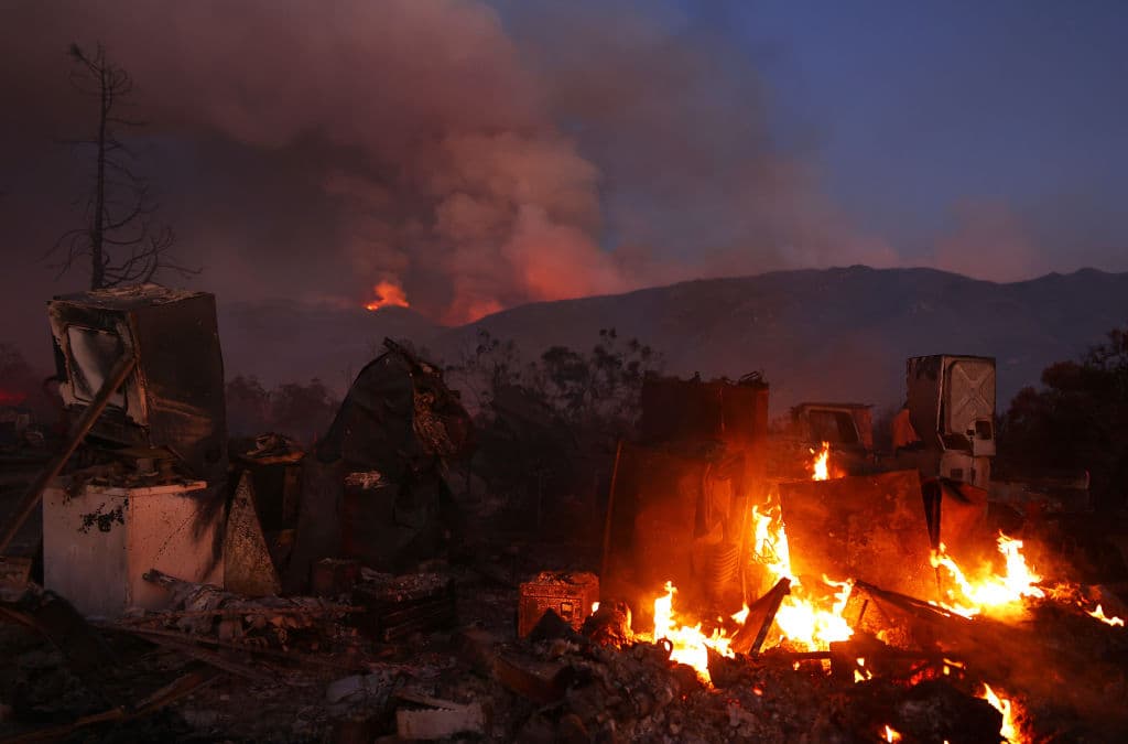 Y es que 
<b><a href="https://www.univision.com/local/los-angeles-kmex/estudio-revela-los-danos-que-el-humo-de-los-incendios-forestales-causan-al-cerebro-video" target="_blank">el humo empeoró la calidad del aire en esta zona en California</a></b>. Se recomienda a las personas utilizar mascarillas. Quienes sufran de enfermedades respiratorias deben tomar medidas de protección más robustas.