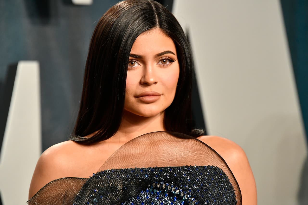 Este año 
<b>Kylie Jenner lidera la lista</b>, la menor del clan Kardashian Jenner se embolsó 
<b>590 millones</b>, gracias a su línea de cremas y cosméticos. 
<br>