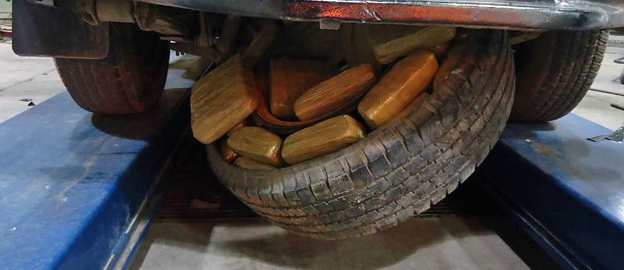 La reserva. La llanta de repuesto de una camioneta iba rellena de marihuana.