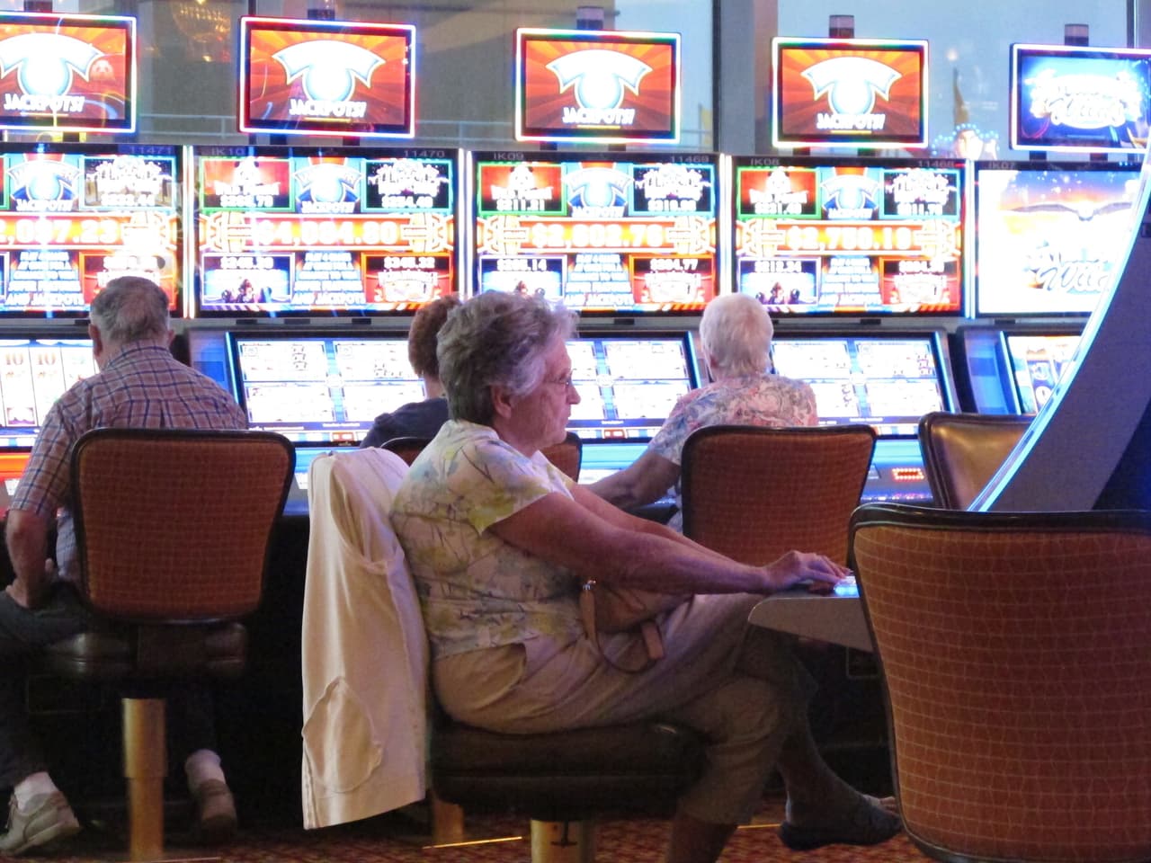 Cafeterías, casinos, salas de karaoke y otros espacios donde conviven o 
<a href="https://www.univision.com/noticias/adultos-mayores/socializar-la-mejor-prescripcion-medica-para-la-tercera-edad">socializan los adultos mayores</a> son escenario de comentarios crueles, exclusión e intimidación entre quienes los frecuentan. 
<b>En los centros de cuidado y residencias para la tercera edad el bullying también se repite y es recurrente.</b>