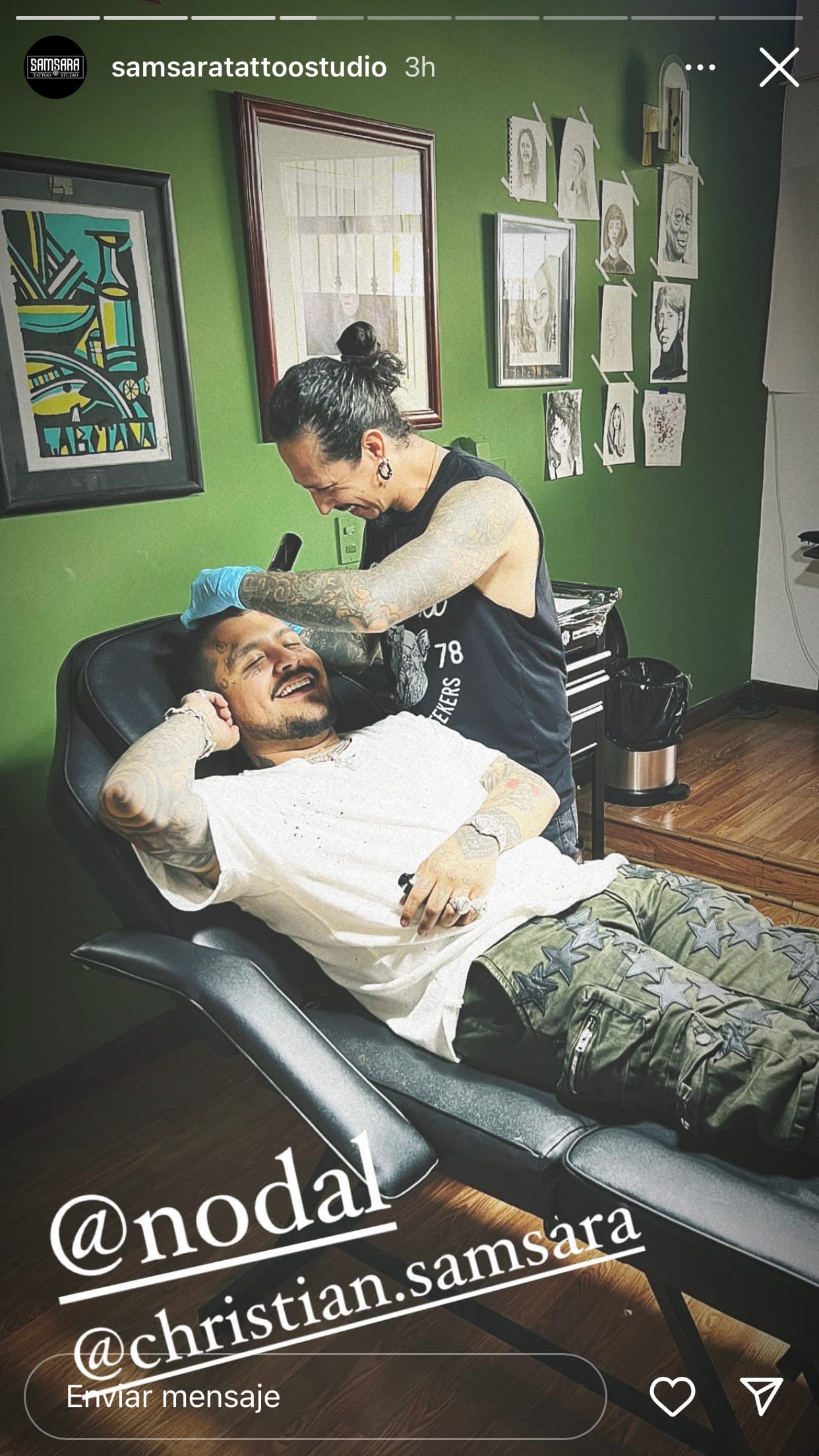 Por su parte, Christian Araya relató que el intérprete de ‘Te fallé’ fue quien le indicó que deseaba el tatuaje de la flor de cerezo en la frente, ya que él no tenía idea del significado detrás de la palabra ‘utopía’.
<br>