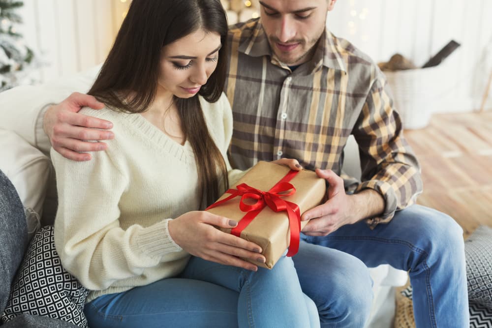 En el plano sentimental, el Gallo es romántico, cariñoso y suele demostrar su interés con regalos costosos, palabras bonitas, afectos - y ellos esperan lo mismo de vuelta, rodeando todo de romanticismo.