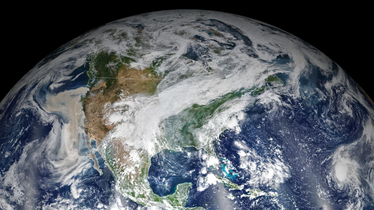 De acuerdo con la NASA, diversos científicos especializados en incendios y en las condiciones climáticas del planeta han anticipado durante mucho tiempo abrumadores incendios- más grandes, intensos y peligrosos-. Sin embargo, lo vivido en la costa oeste durante este 2020 superó dichas expectativas, gracias -en gran parte- a las condiciones extremas del clima que lograron la devastación de bosques y la acumulación de columnas de humo como nunca antes visto. 
<br>
<br>La valiente labor de los servicios de emergencia para controlar el fuego 
<a href="https://www.univision.com/noticias/sucesos/los-rostros-de-los-afectados-por-los-devastadores-incendios-en-la-costa-oeste-de-estados-unidos-fotos">cautivó a millones de personas</a>, en medio de una pandemia feroz.