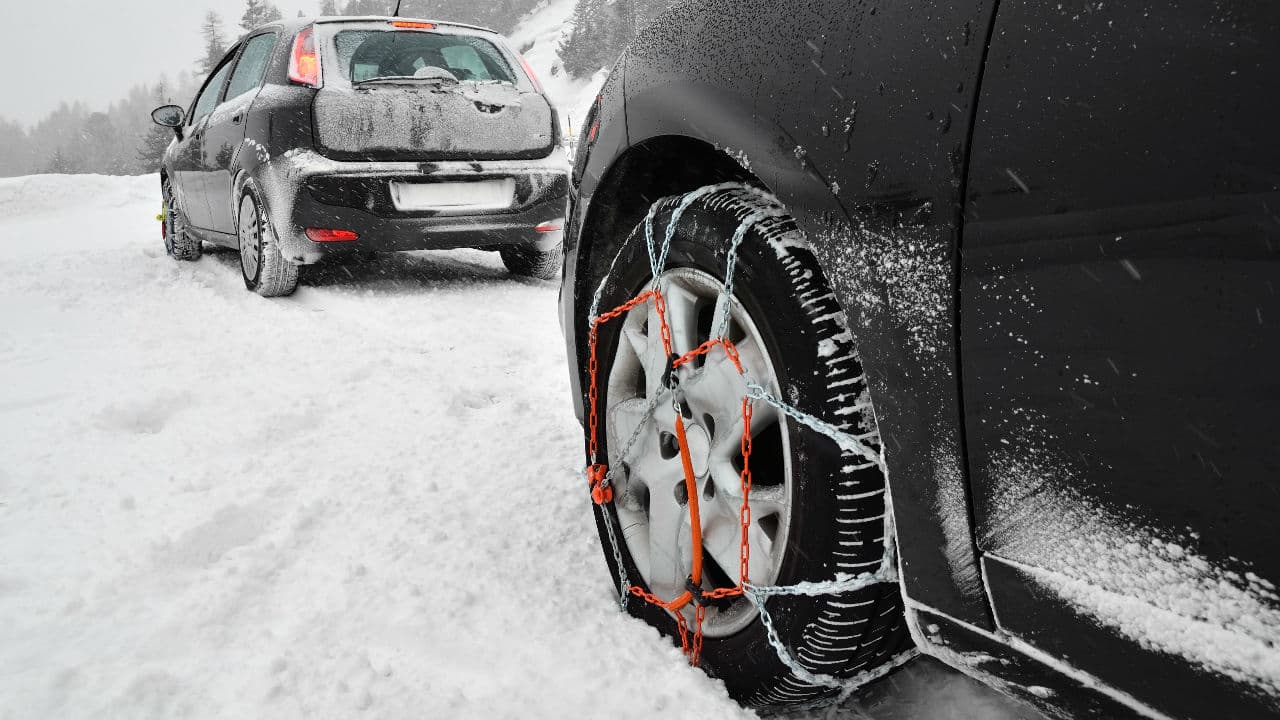 Si vives en una zona propensa a la nieve o si planeas salir de vacaciones a una de estas, debes preparar tu carro con un kit invernal, el cual puede considerar la colocación de cadenas de metal que aseguren un manejo seguro. Recuerda que debes ponerlas en el momento en que estés en una superficie con nieve y retirarla cuando la hayas superado.
<br>