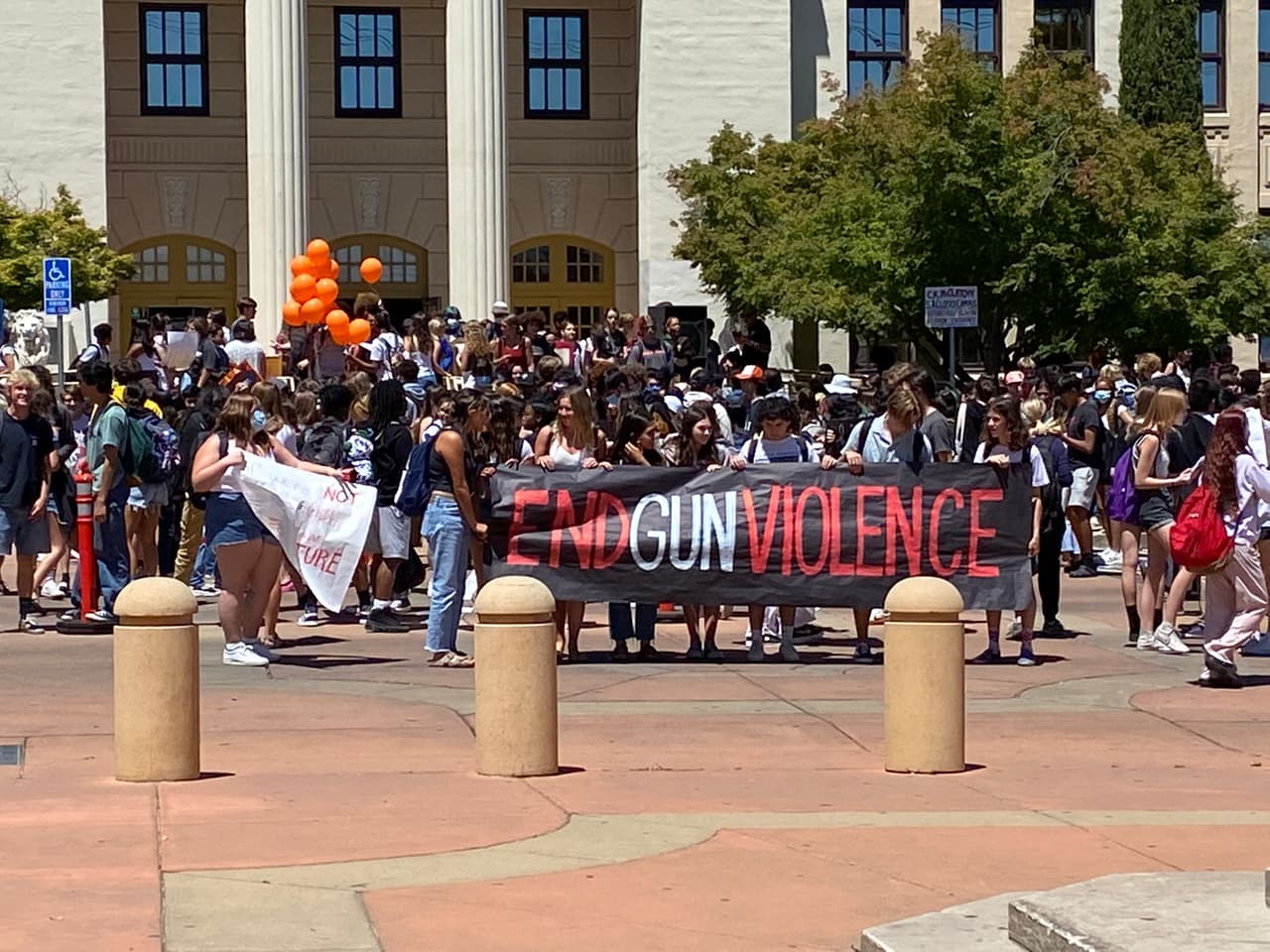 Cientos de alumnos protestaron afuera de la escuela durante 20 minutos este miércoles, donde también exigieron leyes para el control de armas en el estado de California. Demostraciones similares han ocurrido alrededor del país tras los 27 tiroteos en escuelas en lo que va del 2022.