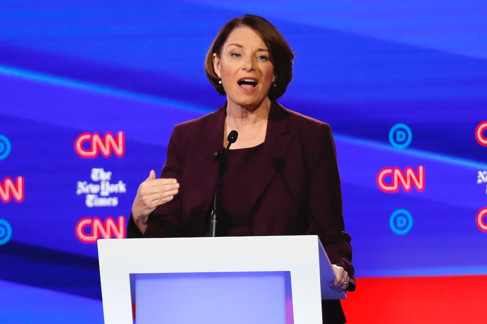 La senadora 
<a href="https://www.univision.com/temas/amy-klobuchar">Amy Klobuchar</a> y el alcalde de South Bend, Indiana, 
<a href="https://www.univision.com/temas/pete-buttigieg">Pete Buttigieg,</a> demandaron a Warren que respondiera cómo iba a financiar su plan de salud. "Una pregunta que se puede responder con un 'sí' o un 'no', pero que no fue contestada", le recriminó Buttigieg. Klobuchar, por su parte, le dijo que una cosa es un plan y otra un sueño. Más adelante, Klobuchar volvió a atacar a Warren cuando sugirió que algunos presentes querían defender a los ricos. "Nadie en este escenario quiere proteger a los multimillonarios. Ni siquiera el multimillonario (en referencia a Tom Steyer) quiere protegerlos. Abordamos esto de manera diferente. Tu idea no es la única idea", dijo Klobuchar a Warren.
<br>
