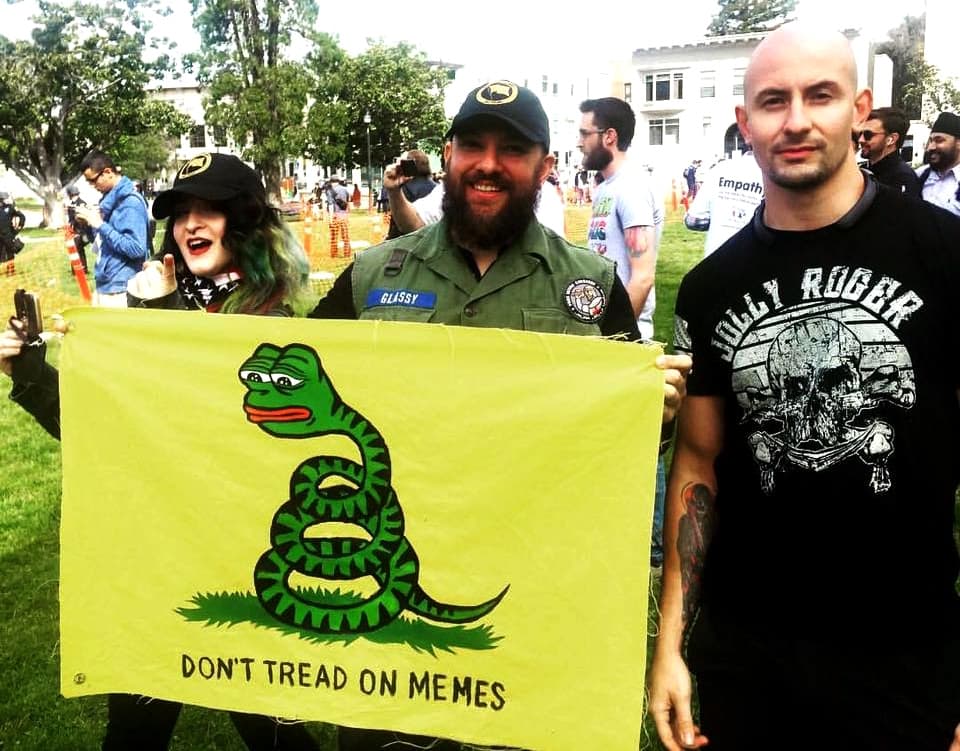 Los miembros de 'Alt-Right' suelen difundir memes políticos en las redes sociales.
