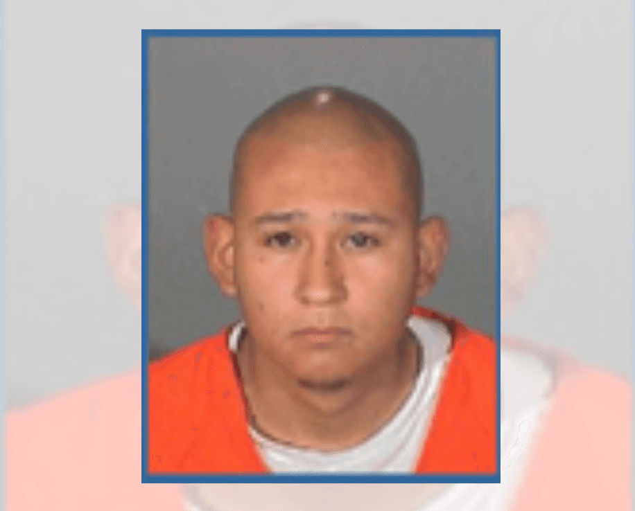 Jose A. Padilla está relacionado con un homicidio en octubre de 2008 en una residencia del área de Sylmar. Padilla, es miembro de la pandilla callejera Paca Trece, y según las autoridades debe considerarse armado.