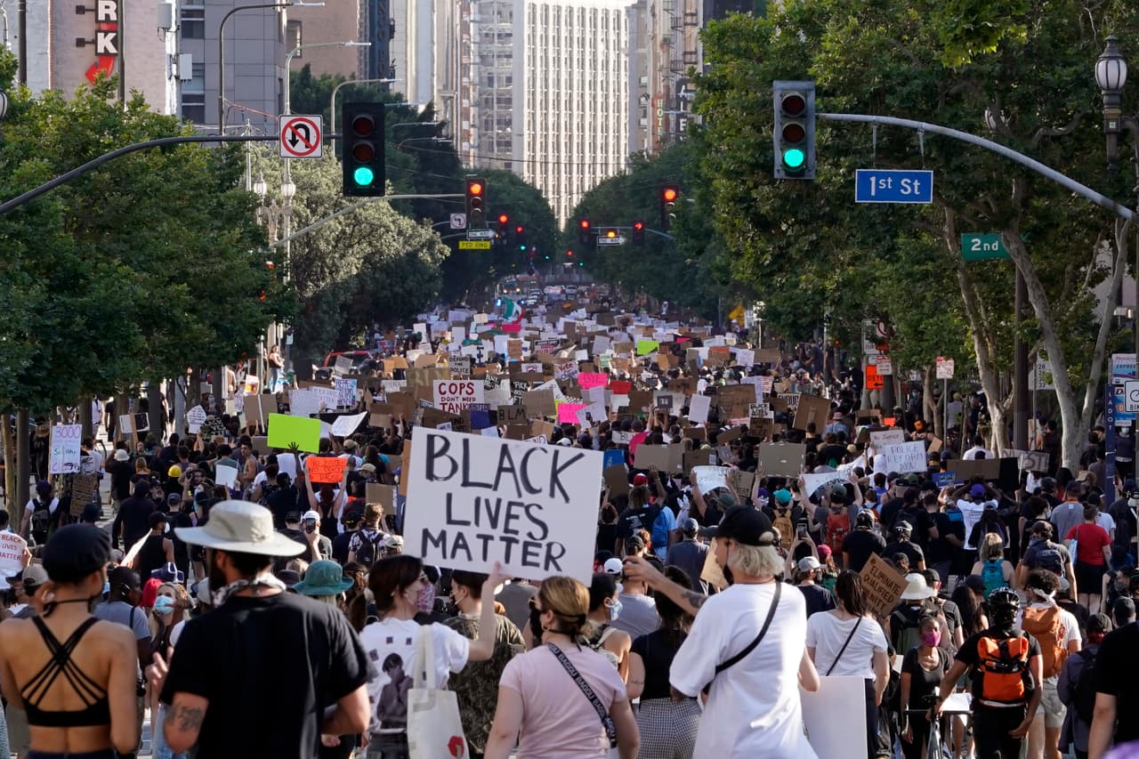 Negros, blancos, latinos, asiáticos todos bajo a una misma voz gritaron el nombre de George Floyd como el símbolo de una revolución que pide justicia.