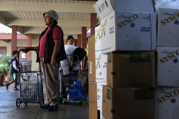 <h3 class="cms-H3-H3">¿Cuánto dinero se recibe de CalFresh?</h3>
<br>
<br>Según el número de personas en el hogar, se recibe mensualmente las siguientes cantidades:
<br>1 persona — $250
<br>2 personas — $459
<br>3 personas — $658
<br>4 personas — $835
<br>5 personas — $992
<br>6 personas — $1,190
<br>7 personas — $1,316
<br>8 personas — $1,504
<br>cada miembro adicional — $188
<br>